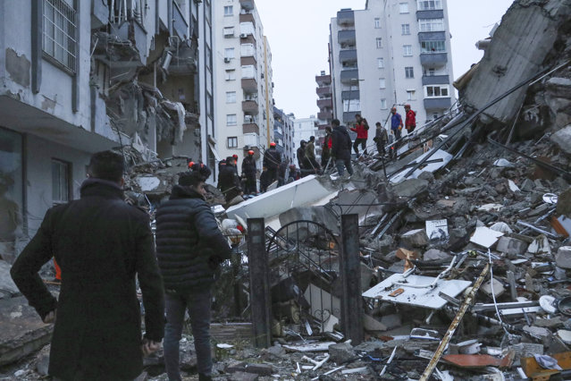 Un cutremur puternic de 7.8 grade a zguduit centrul Turciei. Peste 1.500 de persoane au decedat. UPDATE: Nou cutremur de 7.7 grade