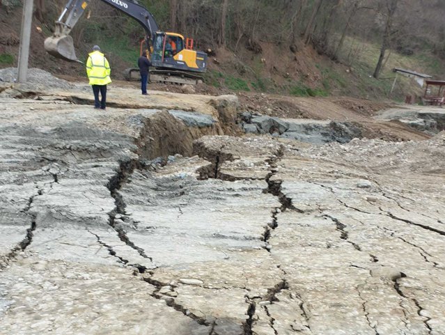 Aluncare masivă de teren pe un drum dintr-o comună din Vrancea