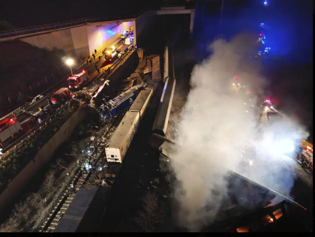 Tragedie în Grecia. Cel puţin 32 de persoane au murit şi zeci sunt rănite după ce două trenuri s-au ciocnit