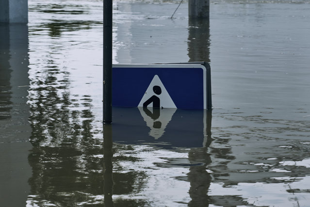 Inundaţii pe 13 străzi din oraşul Brăila din cauza precipitaţiilor abundente