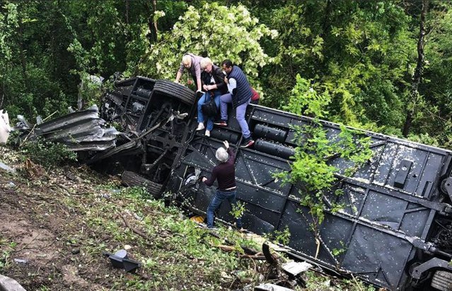 Un autocar cu turişti a căzut de pe un drum de munte în nordul Spaniei
