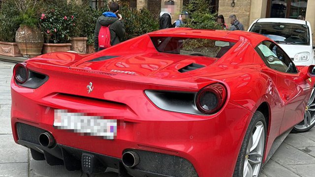 Actorul principal al filmului „Ferrari” nu a avut voie să conducă maşini Ferrari la filmări
