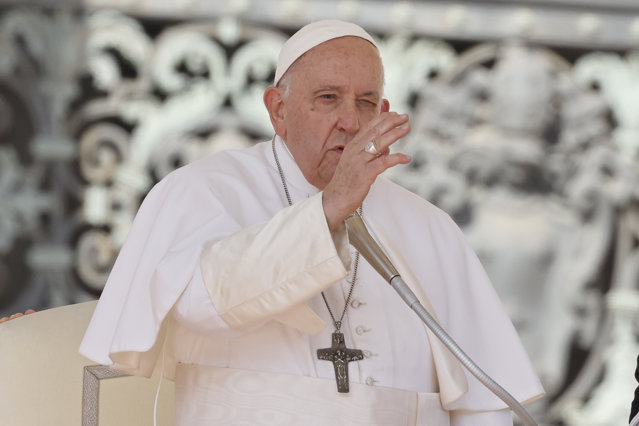 Papa sugerează că Biserica Catolică ar putea binecuvânta cuplurile de acelaşi sex