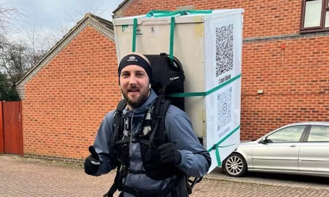Un bărbat care alega cu un frigider în spate a fost oprit de Poliţia britanică