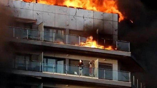 O clădire de 14 etaje din Valencia este în flăcări. Cel puţin 7 răniţi