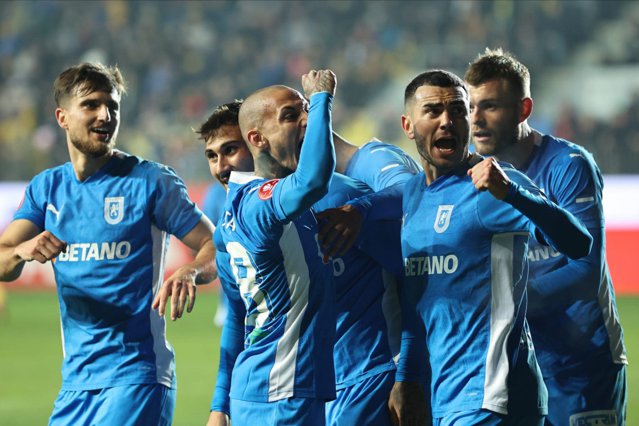 Universitatea Craiova securizează prezenţa în play-off, după victoria cu 3-2 la Petrolul Ploieşti