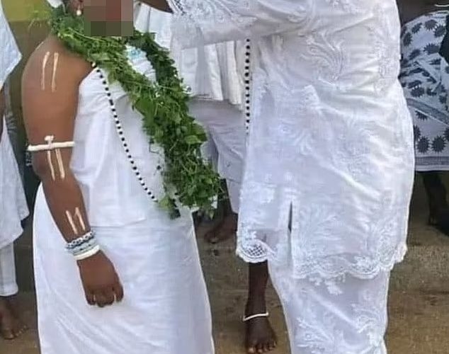 Un preot de 63 de ani a stârnit indignare în Ghana căsătorindu-se cu o copilă de 12 ani