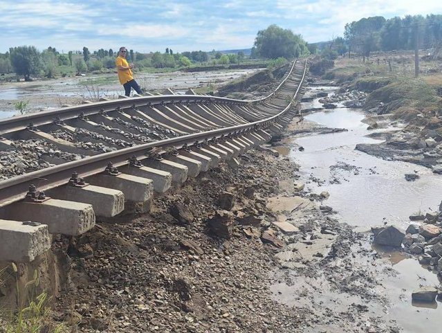 CFR SA: Linia Galaţi-Târgu Bujor-Bârlad, afectată de inundaţii pe o lungime de 6,5 km