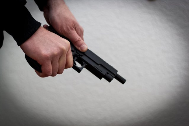 Cu cât se vinde un pistol pe piaţa neagră din Bistriţa. Traficantul de arme, prins în flagrant