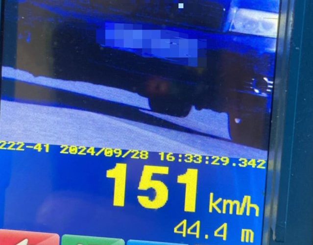 Goană pe şosea. Un tânăr de 22 de ani a fost prins când conducea cu peste 150 km/h în localitate