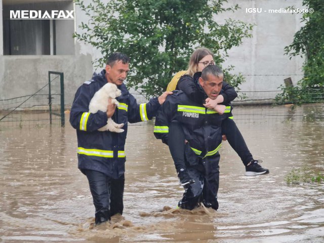 Numărul persoanelor evacuate a depăşit 6.000. Pompierii au intervenit în 116 localităţi