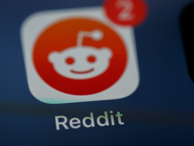 Reddit lansează traduceri bazate pe inteligenţă artificială în 35 de ţări