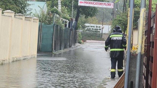 România, sub avertizări de ploi / Avertizări speciale pentru Galaţi şi Vaslui / Evacuări preventive în zonele cu risc / Şcoli din Galaţi, închise luni