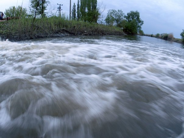 România, vizată de inundaţii pe mai multe râuri: coduri galbene şi portocalii emise