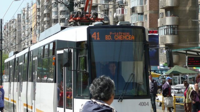 Un şofer a murit după ce maşina sa a fost lovită de un tramvai. Vatmanul, pozitiv la testul DrugTest