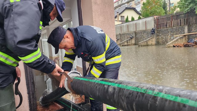 Vreme severă în ţară: Mii de persoane evacuate. Pagube semnificative în 16 judeţe şi în Bucureşti