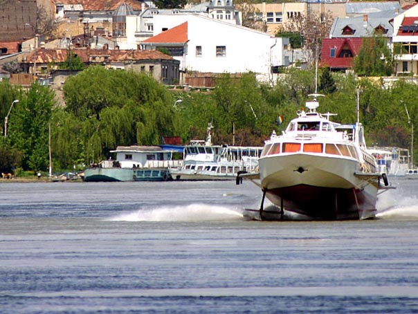 Accident naval în Tulcea. O ambarcaţiune s-a răsturnat, iar un om a murit