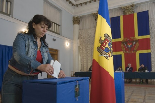 Alegeri prezidenţiale în Republica Moldova şi referendum pentru aderarea la UE. 1 din 5 moldoveni, la urne / Mai mulţi candidaţi la preşedinţia ţării au votat