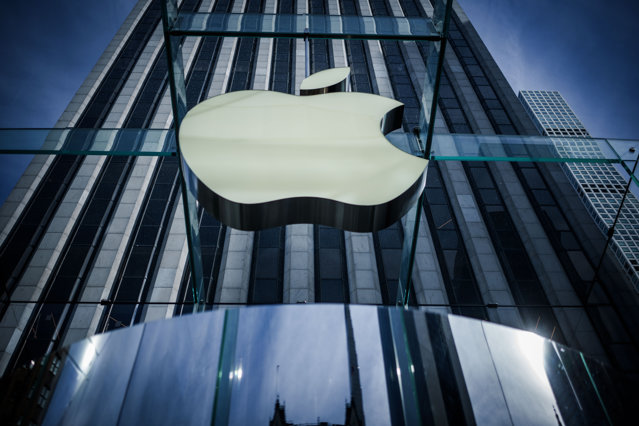 Apple, acuzată că ar încălca drepturilor angajaţilor americani