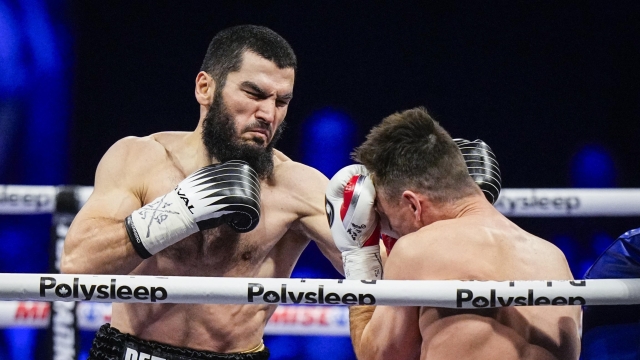 Boxerul Artur Beterbiev este noul rege la categoria semigrea. L-a învins la puncte pe Dmitry Bivol, pe jumătate român