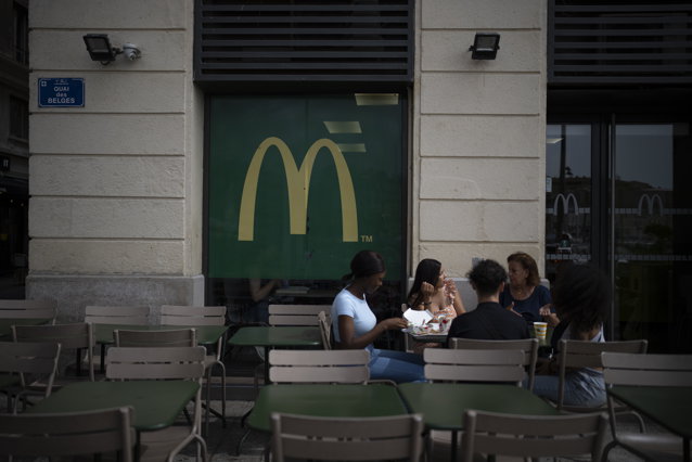 Conflictul din Orientul Mijlociu şi încetinirea economiei chineze au afectat afacerile unui gigant fast-food