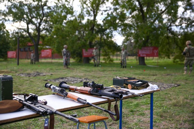 Militarii rezervişti s-au antrenat pe arme şi tactici vechi de peste 50 de ani