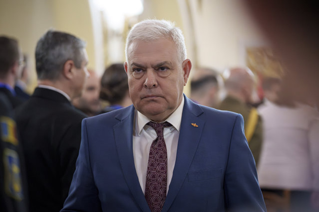 Ministrul Apărării şi ambasadoarea SUA, în vizită la un veteran de război al Armatei României