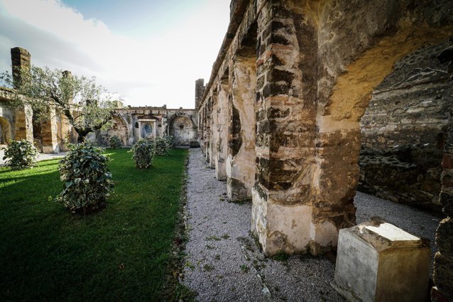 O casă minusculă cu fresce mitologice, descoperită în ruinele vechiului oraş roman Pompei