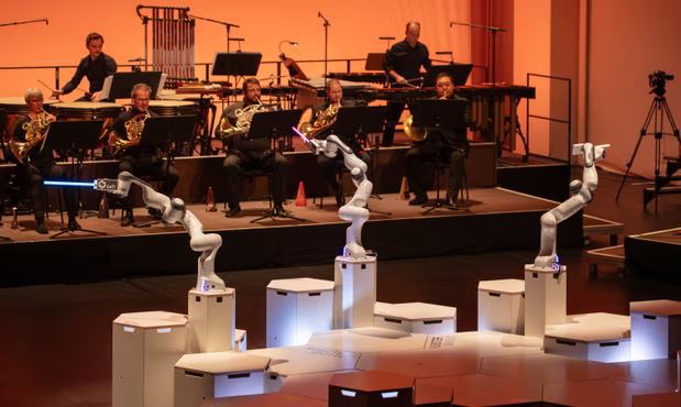 Premieră mondială la Dresda: Un robot cu trei braţe dirijează orchestra simfonică