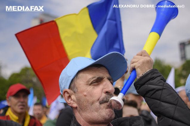 Protest la Guvern. Oamenii, nemulţumiţi de legislaţia în domeniul pensiilor şi salarizării / Premierul nu-i supără şi le face pe plac