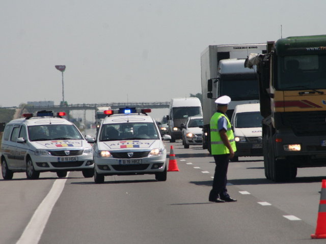 Restricţii de trafic în Bucureşti. Retragere cu torţe şi ceremonii militare de Ziua Armatei