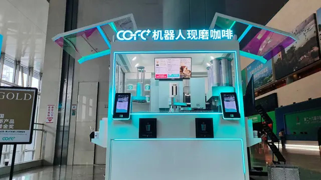 Roboţii barista din China transformă industria cafelei cu servicii rapide şi ieftine