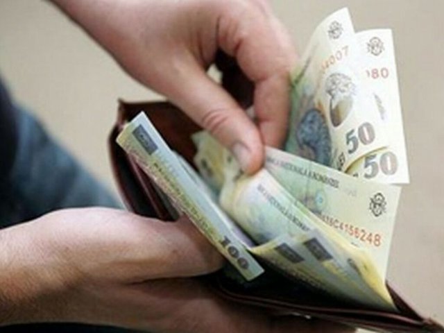 Românii ar putea plăti mai puţine taxe pe salariu