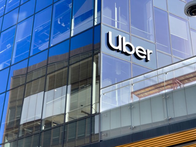 Uber lansează un serviciu care permite părinţilor din Franţa să-şi monitorizeze copiii în timpul cursei