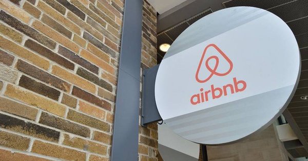 Airbnb cere autorităţilor din Barcelona să reconsidere măsurile împotriva chiriilor pentru turişti