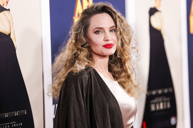 Angelina Jolie spune că a trebuit să înveţe din nou cum să respire pentru a o juca pe Maria Callas