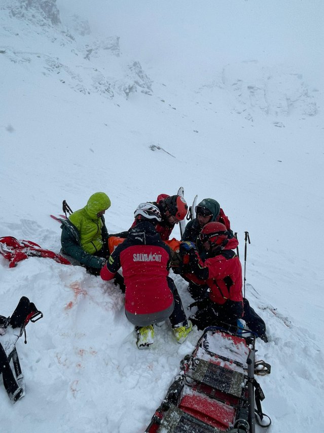 Avalanşă în zona Bâlea Lac. Două persoane au surprinse şi îngropate în zăpadă