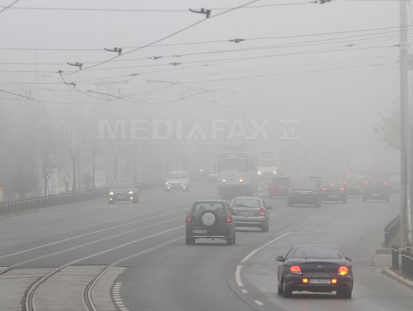 Ceaţă densă în vestul ţării şi trafic aglomerat la intrarea în Capitală