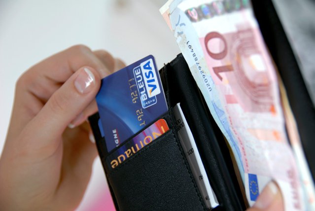 Comisia Europeană investighează Visa şi Mastercard. Care este motivul