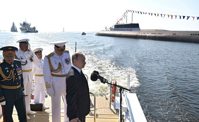 Flotă cu zeci de nave care transportă petrol pentru Rusia, sancţionată de Marea Britanie