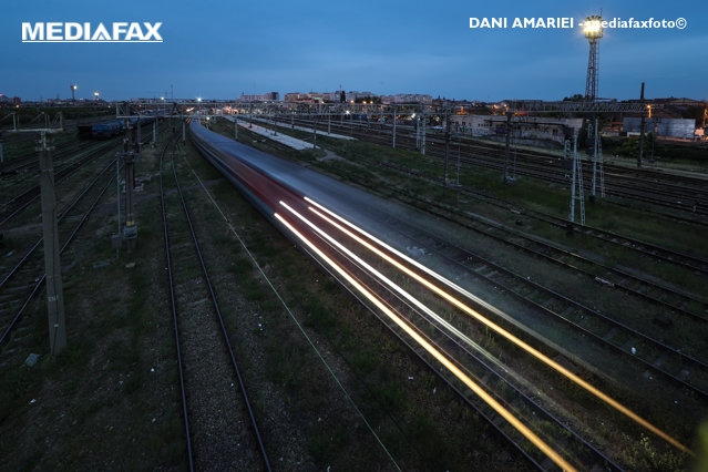 Începând de vineri, trenurile circulă din nou între Piteşti şi Craiova