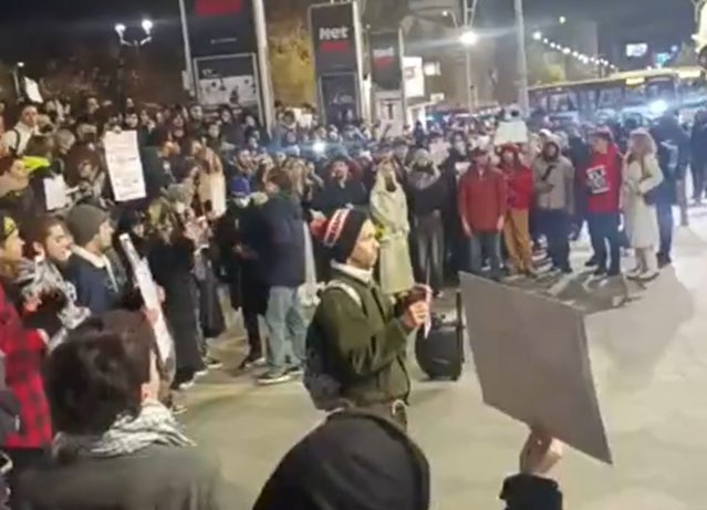 Incident la manifestaţia împotriva lui Călin Georgescu de la Piaţa Universităţii: Un bărbat a încercat să provoace protestatarii