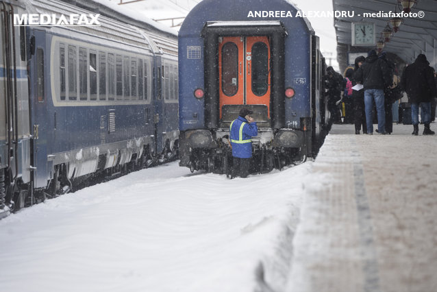 Ninsorile viscolite afectează traficul feroviar în zona Moldovei