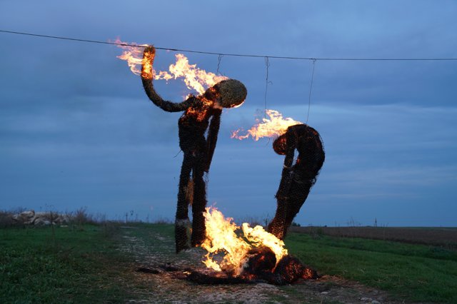 Omul de paie – alegătorul de 35 de ani de libertate, faţă-n faţă cu busturi de preşedinţi şi ciorile lor vopsite, în expoziţia manifest social N.P.C. a sculptorului Lucian Ţăran