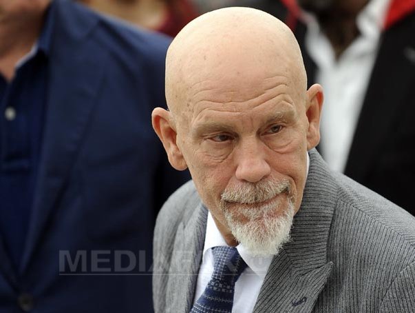 Premiera unei piese regizate de John Malkovich provoacă proteste în Sofia