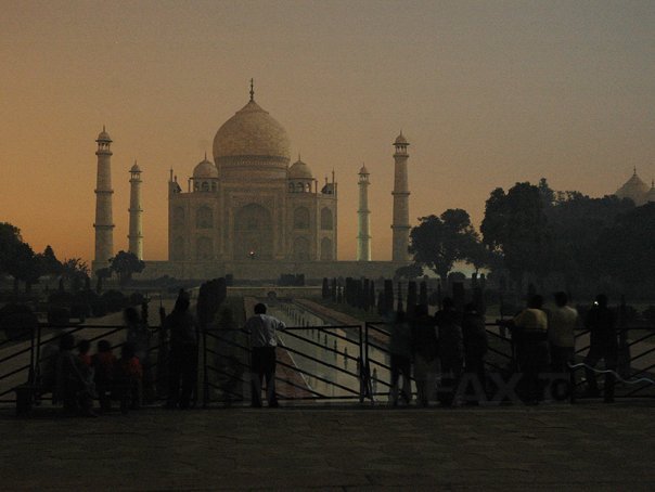 Taj Mahal nu se mai vede din cauza smogului. Capitala Indiei introduce măsuri antipoluare stricte