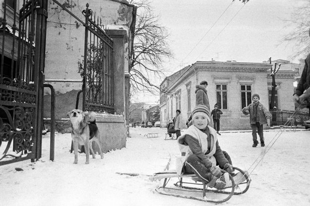 „Ţara din care venim. Primii 35 de ani”. O expoziţie provocatoare, care explorează memoria recentă