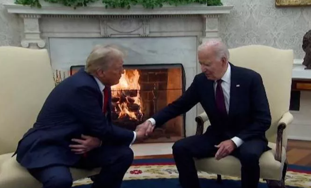 Trump către Biden, la intrarea în Biroul Oval: politica este dură / Cei doi, strânşi în jurul şemineului