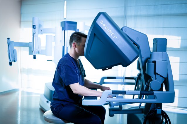 Un nou centru de chirurgie robotică la stat: Spitalul de urgenţă Bistriţa investit 3,5 mil. euro în robotul Da Vinci