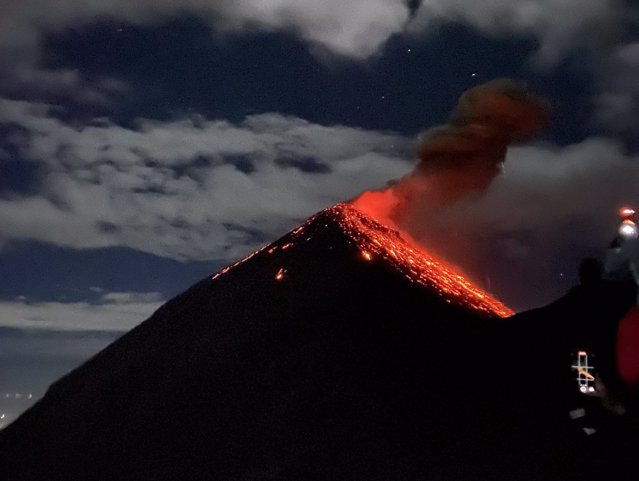 Un vulcan din Islanda erupe pentru a zecea oară în trei ani